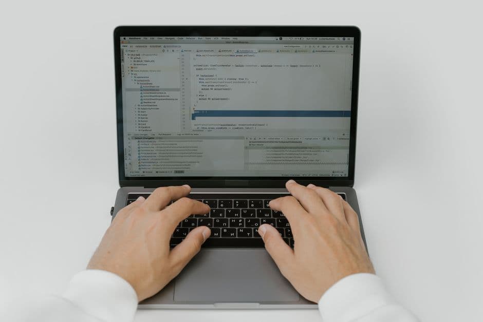 MacBook su una scrivania moderna, concetto di sicurezza e hacking Apple