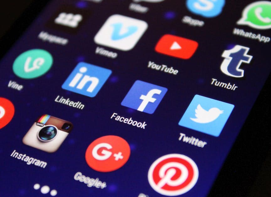 iPhone che mostra il browser Safari aperto, concetto di privacy e cronologia di navigazione
