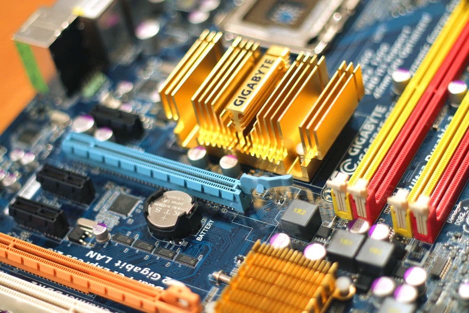 Moduli RAM su una superficie scura, concetto di upgrade memoria computer