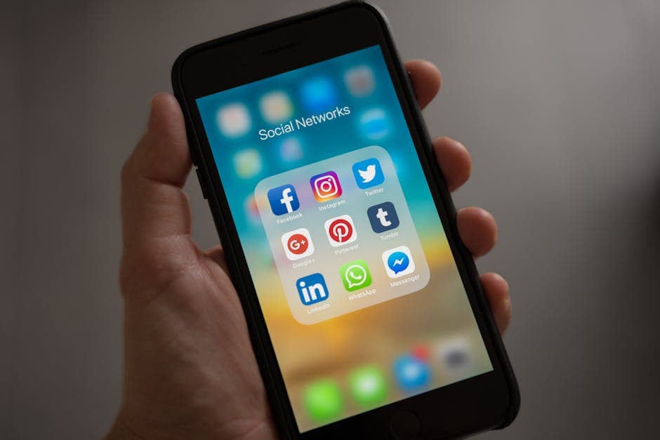 Smartphone con WhatsApp aperto su una scrivania, concetto di backup e salvataggio chat