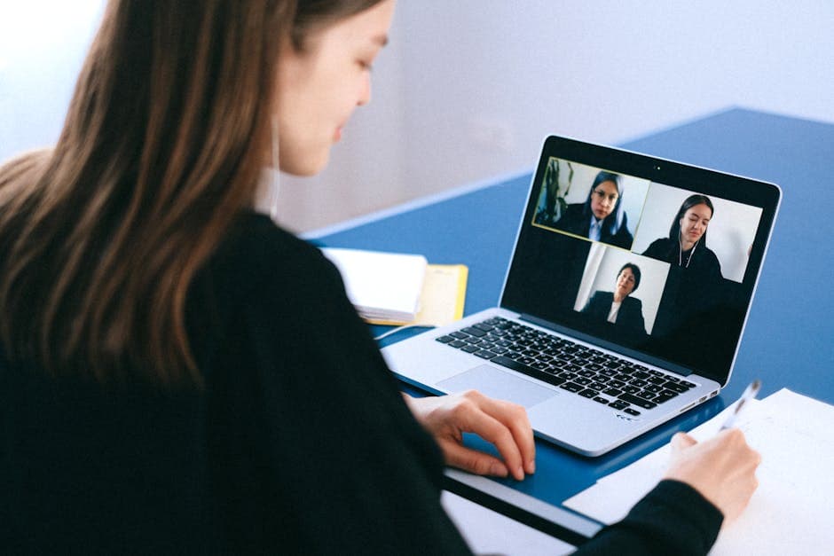 Persona in videochiamata su laptop, concetto di riunione online con Google Meet