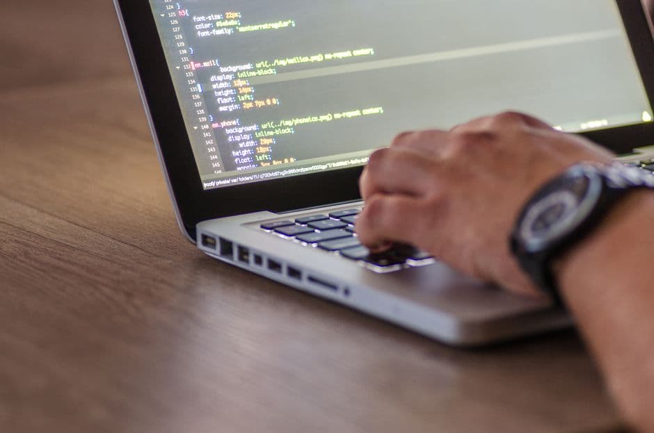 Schermo di computer con finestra di Gestione Disco che mostra una partizione RAW