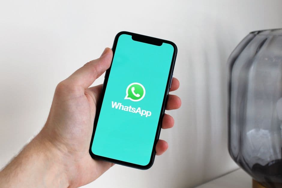 Smartphone con l'app WhatsApp aperta su una scrivania, simbolo di recupero conversazioni