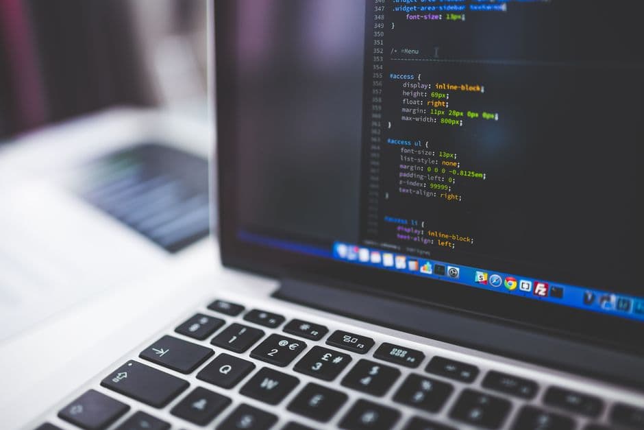 Schermo di un computer con cartelle e file, concetto di recupero dati cancellati