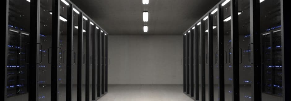Hard disk aperto che mostra i piatti e la testina di lettura, simbolo di recupero dati