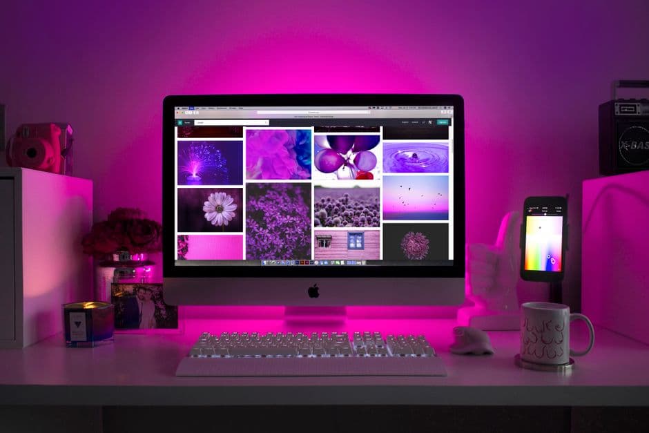 Desktop con monitor acceso che mostra Windows, concetto di velocizzare l'avvio del PC