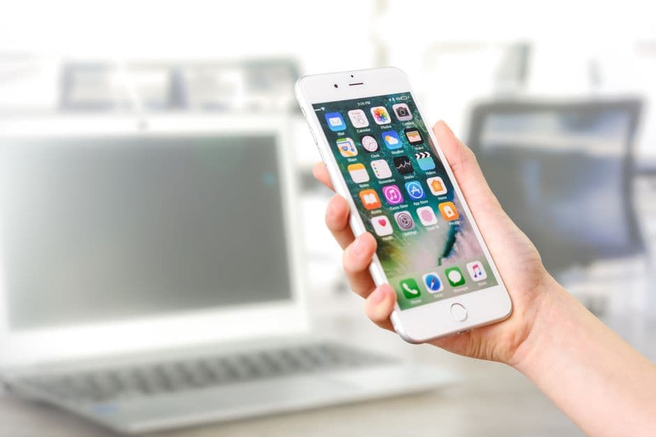 Smartphone con app di messaggistica su una scrivania, concetto di problemi WhatsApp