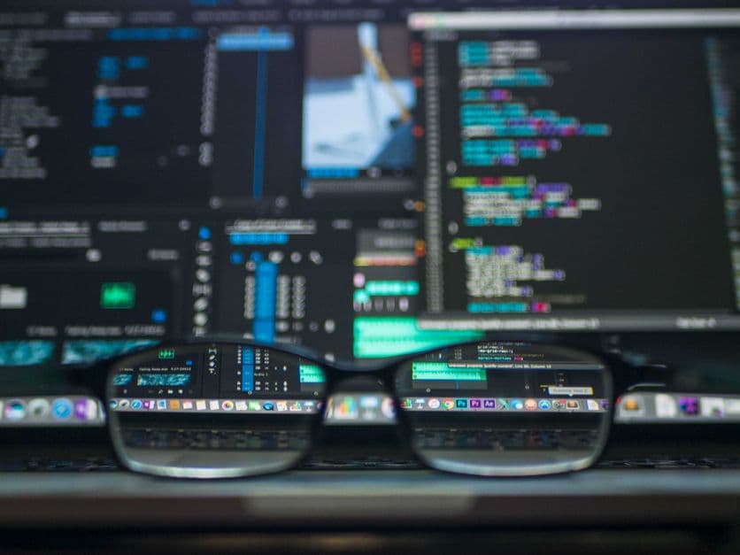 Schermo di computer con interfaccia software di recupero dati e file recuperati