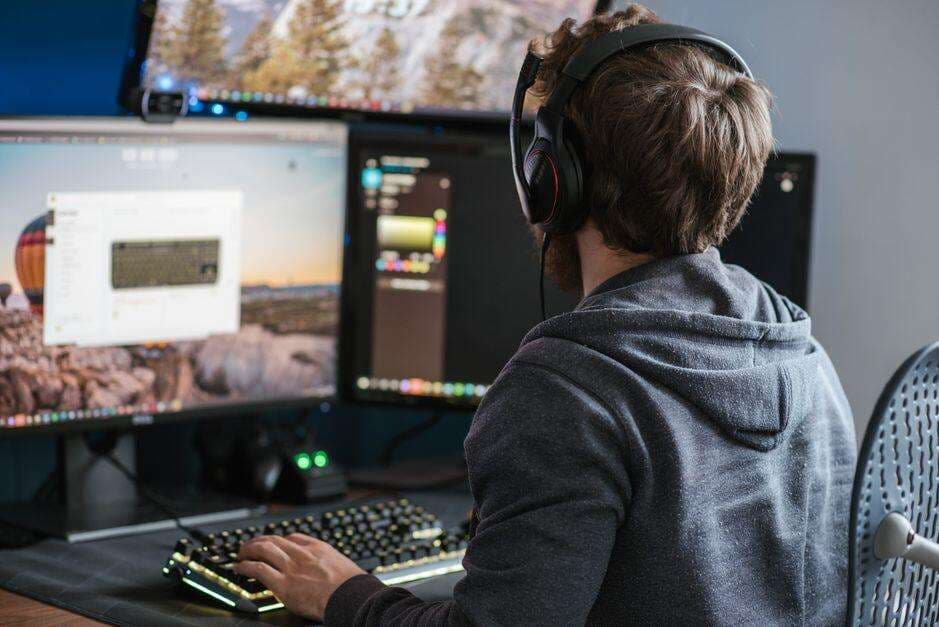 Chiavetta USB su una superficie con un laptop sullo sfondo, concetto di recupero dati da pen drive
