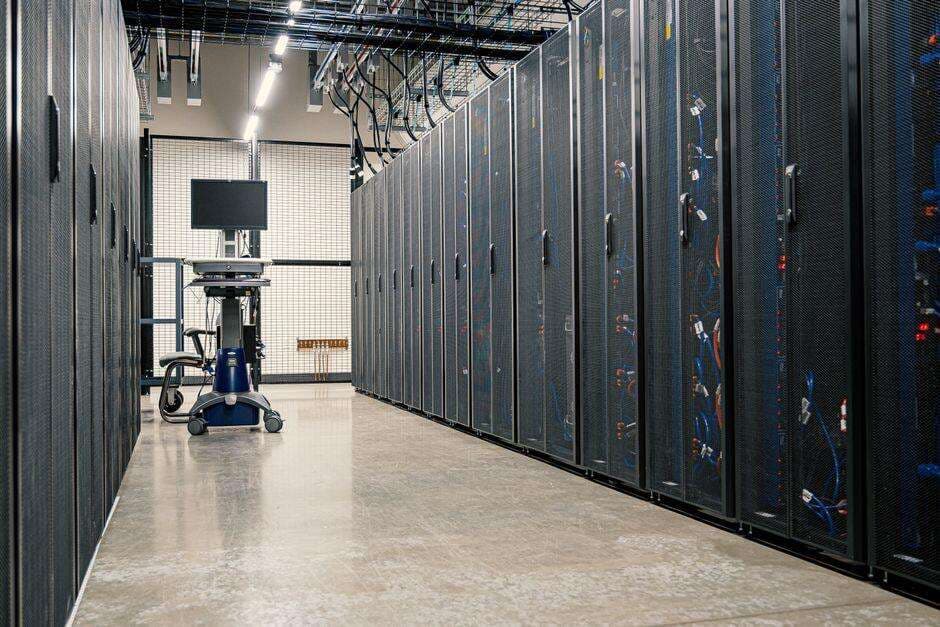 Server rack con dischi RAID in un data center, concetto di recupero dati da array RAID