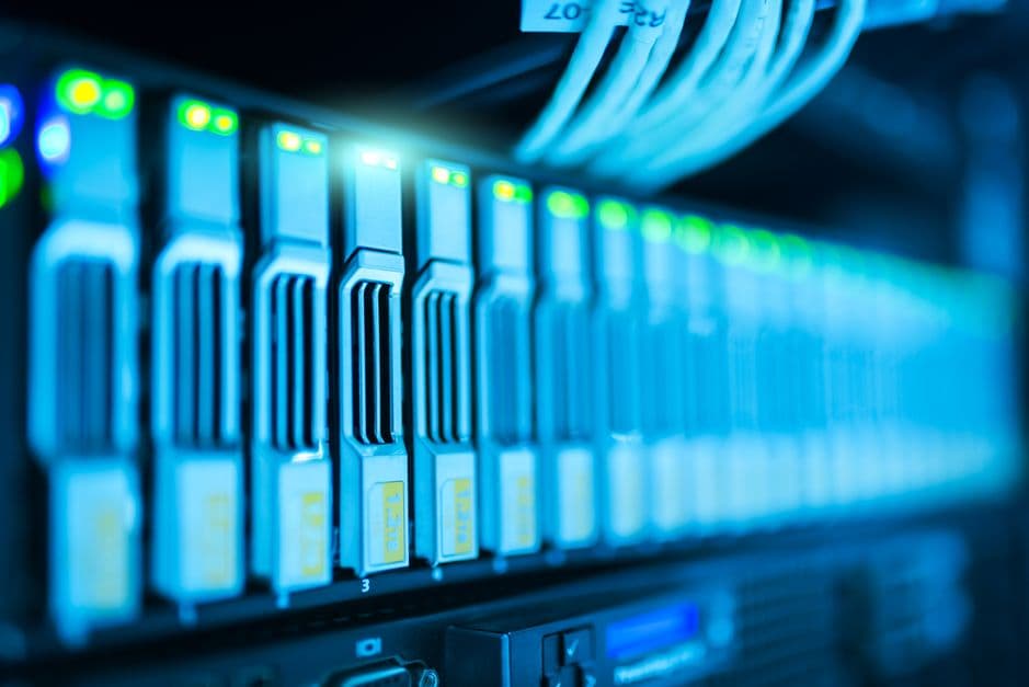 Server rack con dischi ridondanti in un data center, simbolo di ridondanza e protezione dati